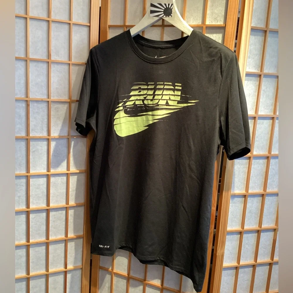 The Nike Tee Run Dri-FIT Short Sleeve Graphic Logo T-Shirt Men's Size Large